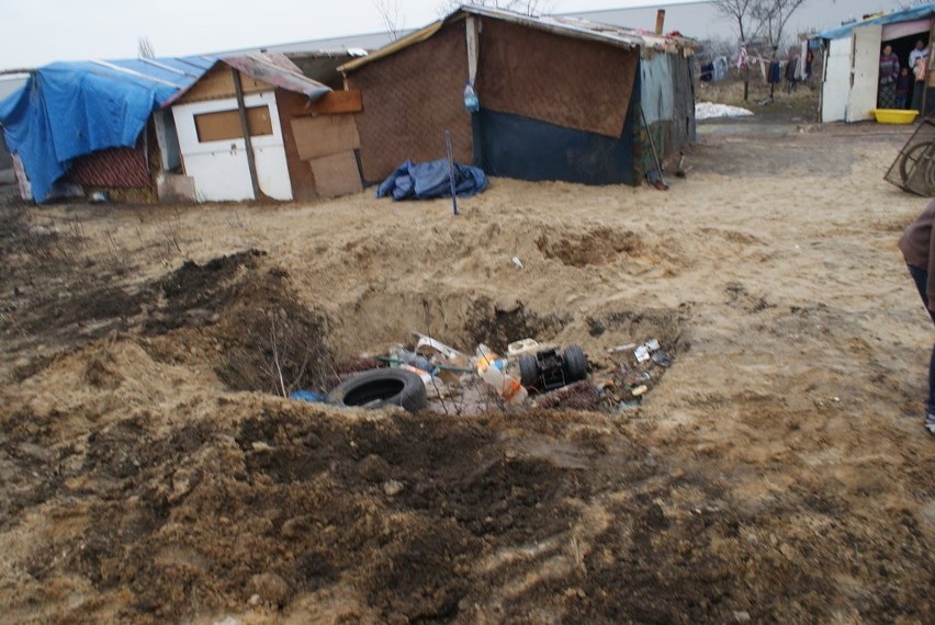Wycinają drzewa, zakopują śmieci - koczowisko Romów okiem Czytelnika (ZDJĘCIA)