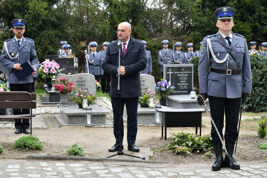 Grób Aleksandra Kacprzyńskiego został oznaczony symbolicznym...