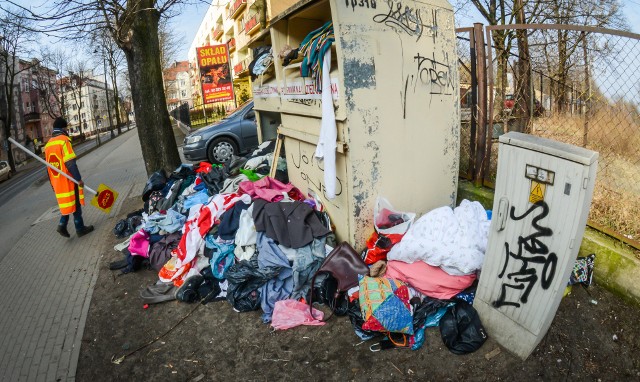 Bydgoskie ulice usłane są śmieciami. Do codziennych „widoczków” miejskich należą wersalki, kanapy i fotele oczekujące na najbliższy transport na wysypisko. Wczoraj ul. Chodkiewicza okrasił trawnikowy lumpeks, który niespodziewanie wykipiał z pojemników.