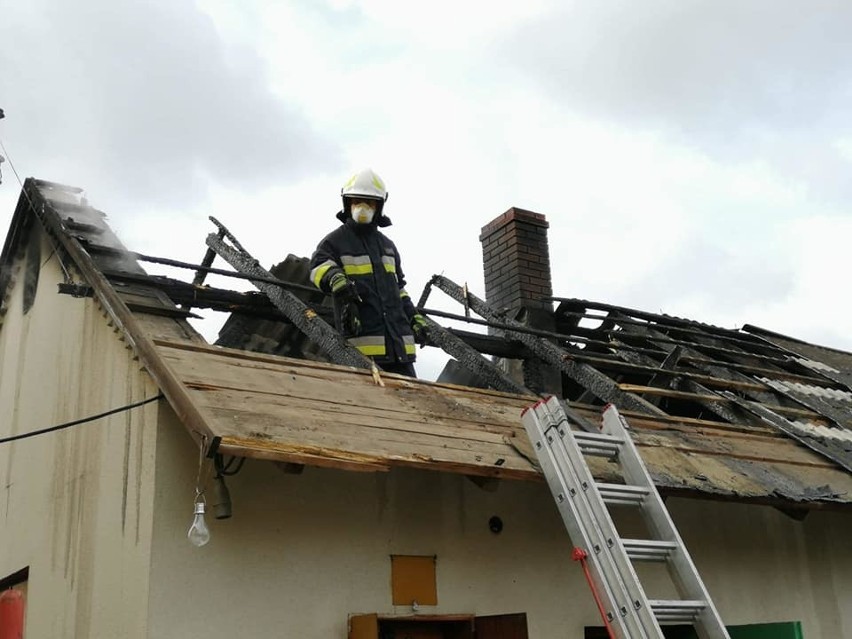 Płonął budynek w Psarach w gminie Secemin (ZDJĘCIA)