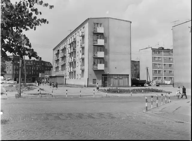 Fotograf Czesław Łuniewicz odwiedził Kostrzyn nad Odrą w 1970 r. Sfotografował m. in. centrum miasta oraz Kostrzyńskie Zakłady Papiernicze.