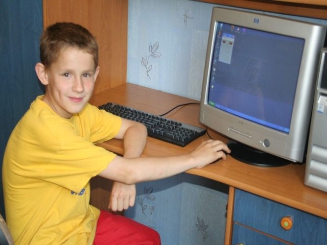 Przy jednym z komputerów 10-letni Tobiasz Kalulski