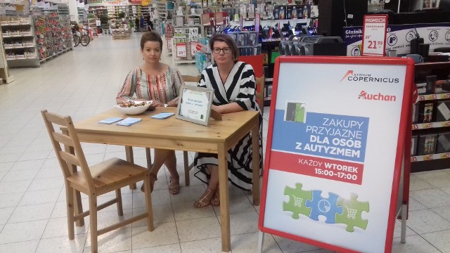 W akcji "ciche godziny" uczestniczyły przedstawicielki Stowarzyszenia Pomocy Osobom z Autyzmem w Toruniu. Informowały o autyzmie oraz miejscach, w których  osoby dotknięte tym zaburzeniem mogą otrzymać pomoc