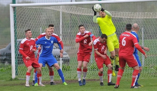 Bramkarz Paweł Waśków (z piłką) strzelił jedną z bramek dla Rasela Dygowo w wygranym meczu z Hutnikiem Szczecin