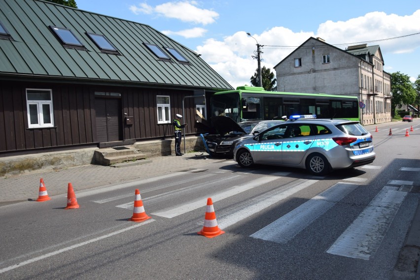 Suwałki. Kolizja na ul. Wigierskiej. Kierująca kobieta nie ustąpiła pierwszeństwa autobusowi (zdjęcia)