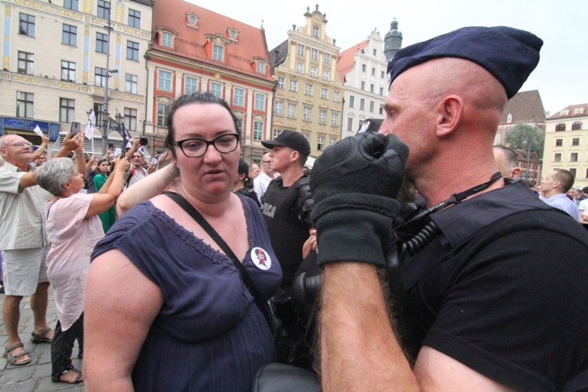 Przepychanki w Rynku. Promocja książki Międlara i kontrmanifestacja Lempart. Do tego atak z pistoletem na wodę [ZDJĘCIA]