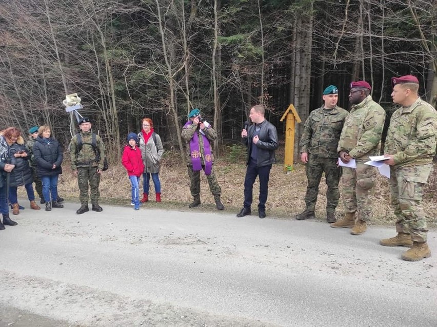 Amerykańscy żołnierze wzięli udział w drodze krzyżowej z Birczy do Łomnej w powiecie przemyskim [ZDJĘCIA]