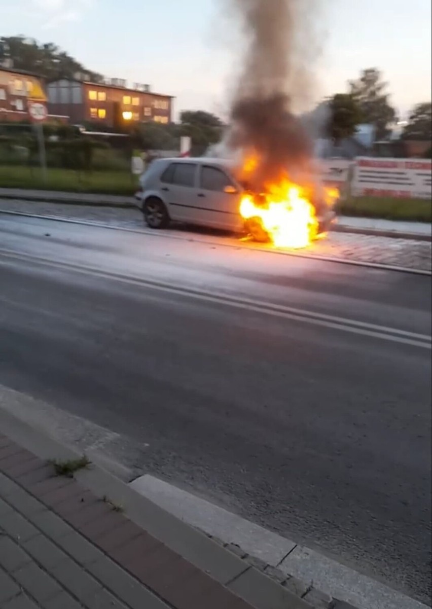 Pożar samochodu zaczął się od komory silnika....