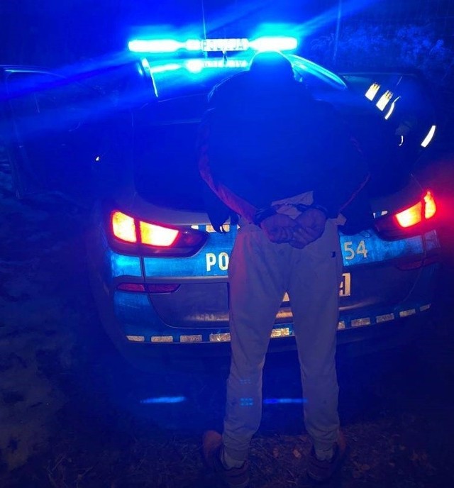Zatrzymanie poszukiwanego kierowcy, jadącego autem mimo zakazu prowadzenia pojazdów to efekt nocnej służby policjantów łódzkiej drogówki. Kierujący BMW próbował uniknąć kontroli i uciekał przed nimi ulicami Łodzi.