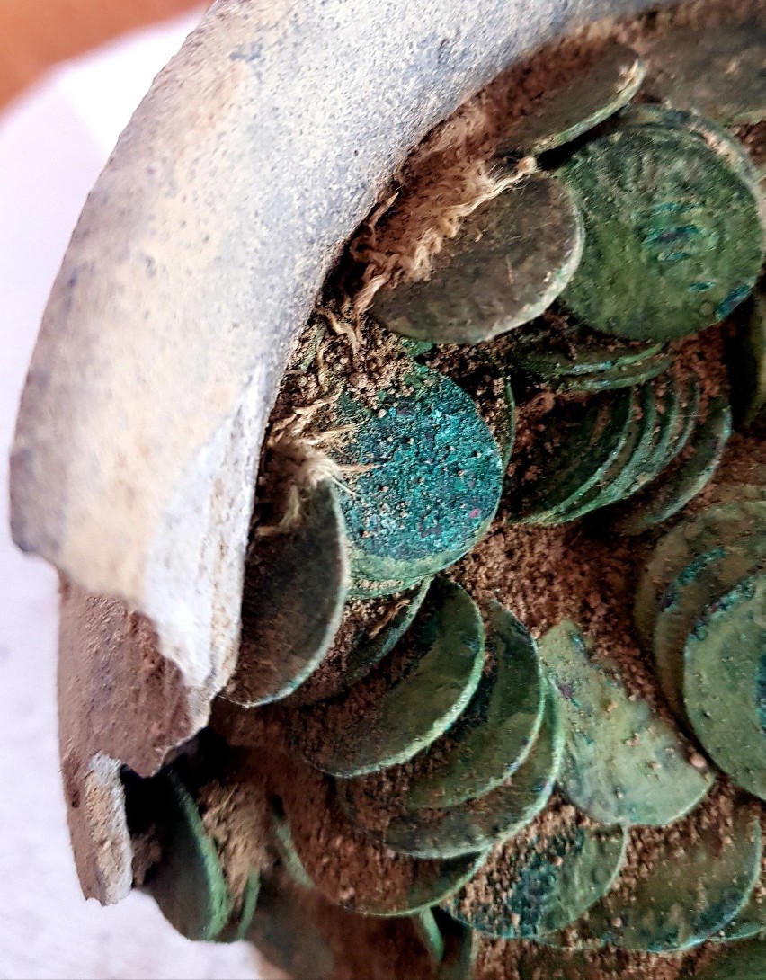 Monety z XVII wieku w ceramicznym dzbanku. Nietypowe znalezisko w województwie lubelskim [ZDJĘCIA]