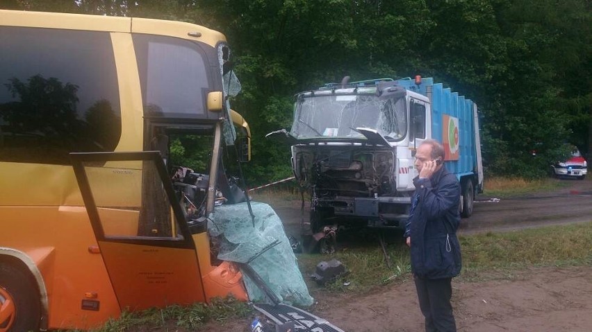 Zderzenie śmieciarki z autobusem. 14 rannych [ZDJĘCIA]