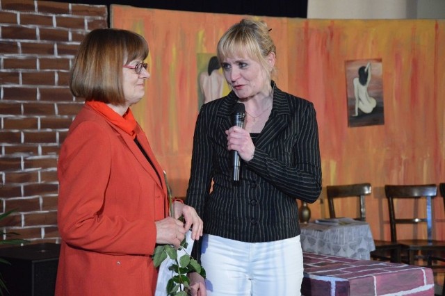 Łucja Gocek (z lewej) pisze wiersze, a za udział w Kwietniowych dziękuje jej organizatorka i przewodnicząca jury Joanna Glaza