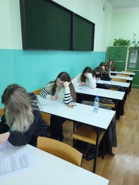 Próbna matura z języka angielskiego w Zespole Szkół w Połańcu. Egzamin pisało 42 uczniów 