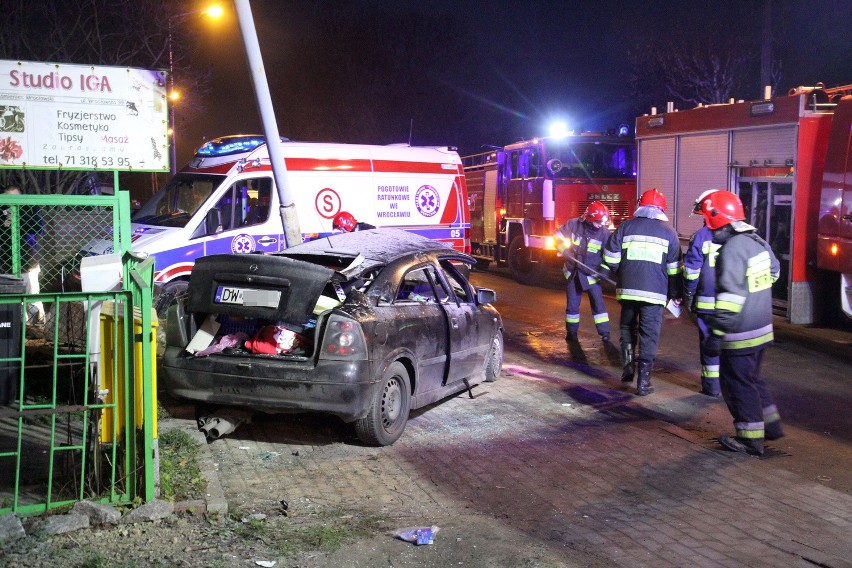 Wypadek w Kamieńcu Wrocławskim. Pijany 18-latek wjechał w...