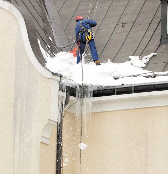 Profesjonaliści zajęli się usuwaniem śniegu zalegającego na dachu I LO im. S. Dubois w Koszalinie i zwisających z niego sopli.