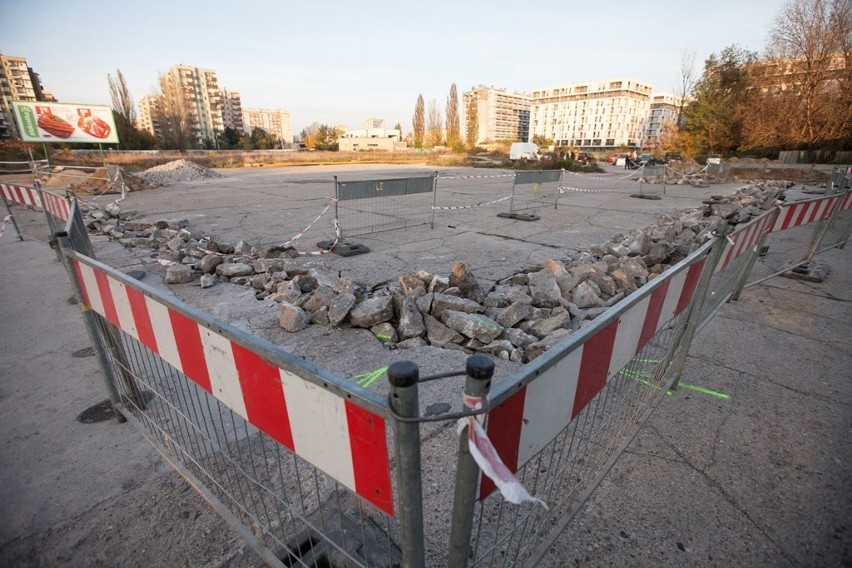 Dewastacja pasa startowego oburzyła mieszkańców i radnego z Czyżyn [ZDJĘCIA, WIDEO]