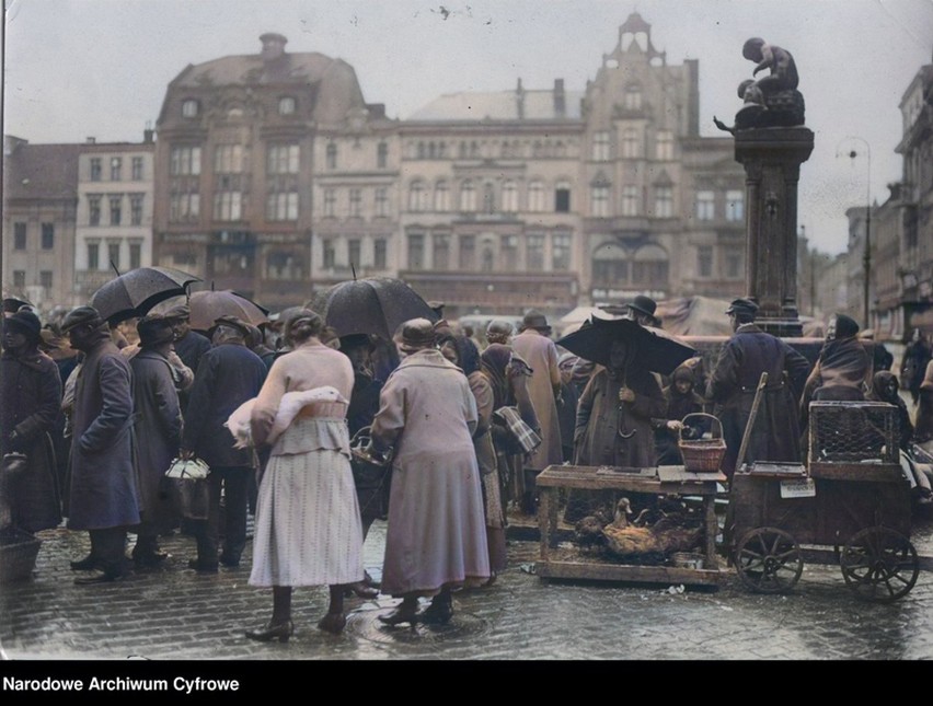 Handel na rynku w Bydgoszczy w deszczowy dzień. 1925 rok.