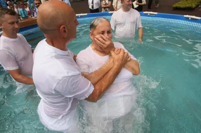Chrzest u Świadków Jehowy obejmuje osoby dorosłe i odbywa się przez całkowite zanurzenie w wodzie.