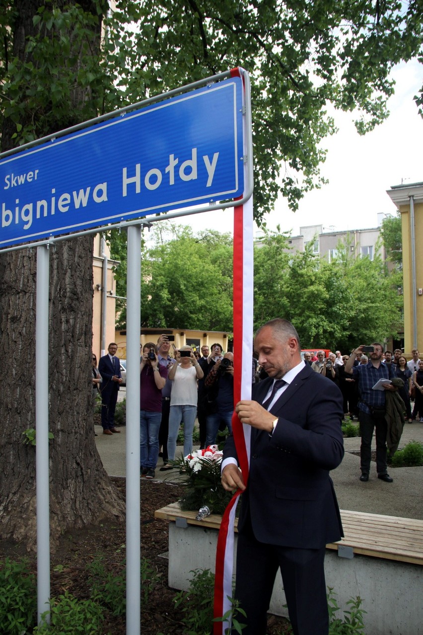 Skwer im. Zbigniewa Hołdy już uroczyście otwarty (ZDJĘCIA)