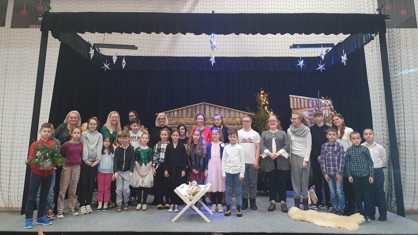 Dzieci z Wejherowa i Luzina nauczyły się języka migowego, by zaśpiewać kolędę z uczniami z OSW 2 | WIDEO, ZDJĘCIA