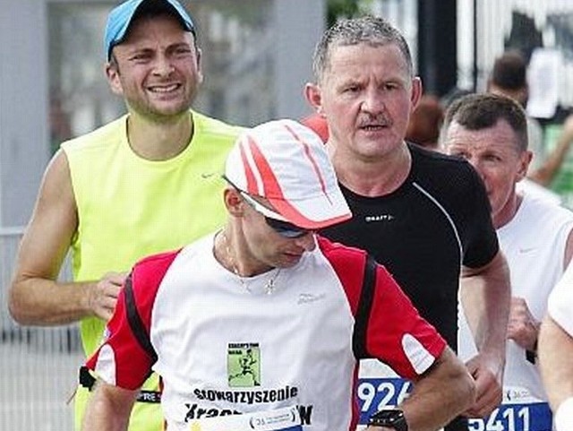 Skarżyski biznesmen Leszek Wojteczek (na zdjęciu w czarnej koszulce) na trasie Maratonu Warszawskiego.
