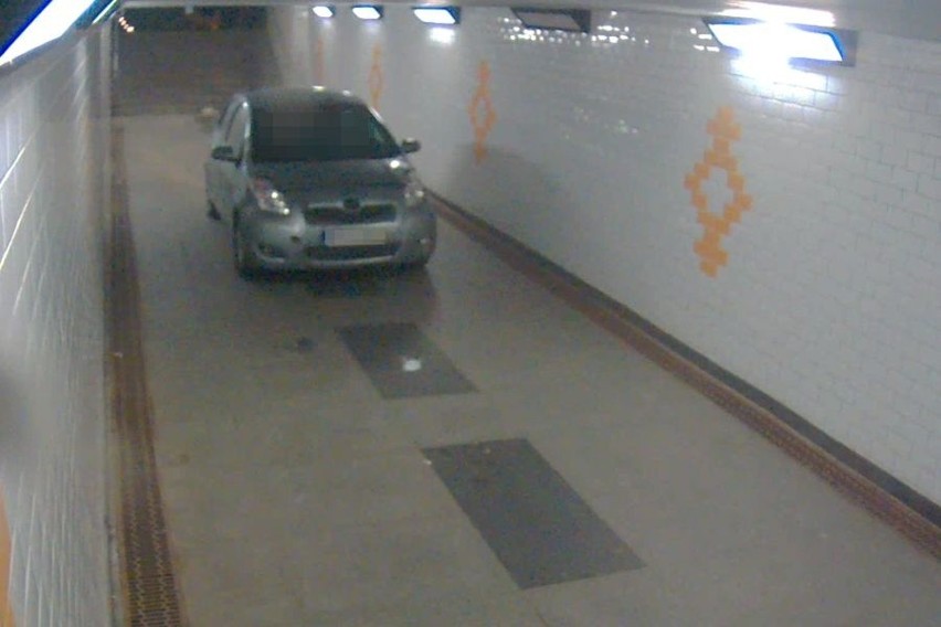 Wjechał samochodem w tunel dla pieszych w ciągu ulicy Monte Cassino w Sopocie. Policja zatrzymała kierowcę. Zdjęcia