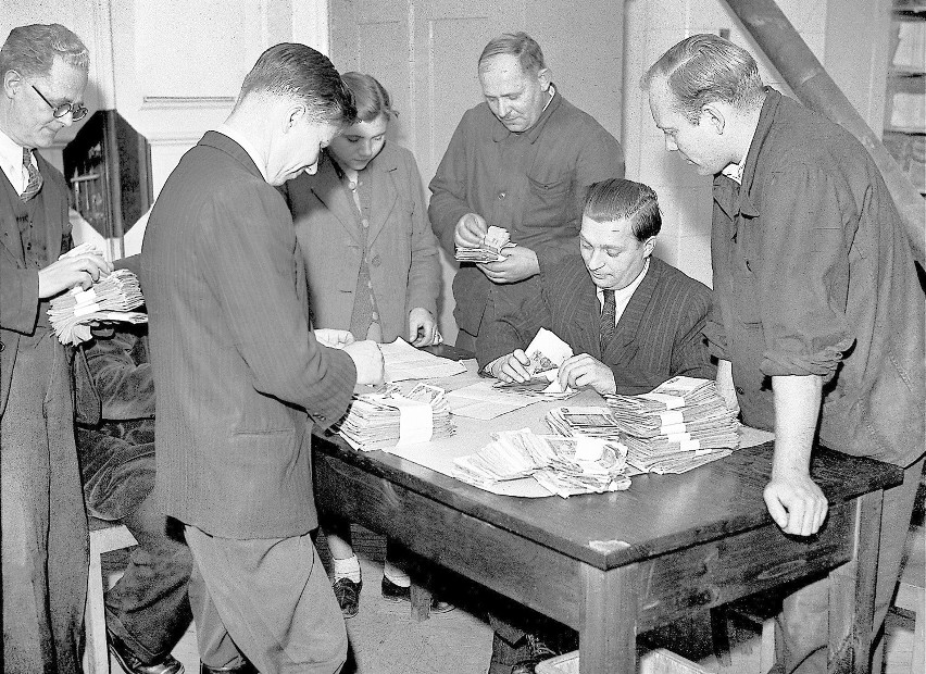 Na zdjęciu wymiana pieniędzy w roku 1950. Fotografia ma...