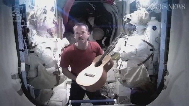 Chris Hadfield, kanadyjski astronauta śpiewający hit Davida Bowiego podbił świat.