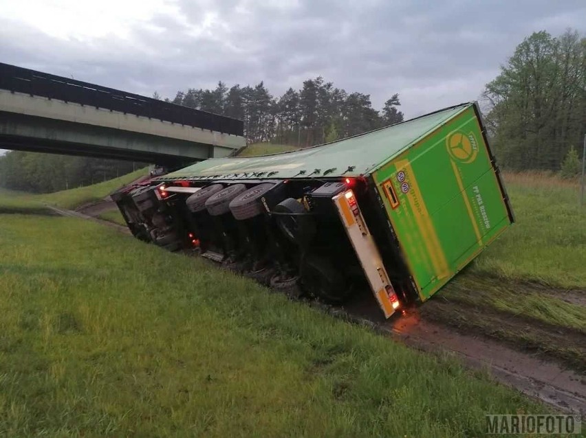 Ciężarówka wypadła z autostrady pod Opolem.