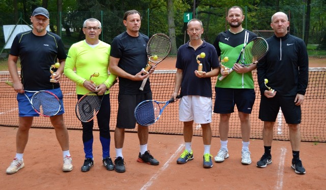 Buscy pedagodzy-tenisiści (stoją od lewej): Radosław Sędzielewski, Bogusław Mączyński, Janusz Jurczyk, Krzysztof Dulnik, Adrian Szumilas, Marcin Kryczka - to podium XII Turnieju Tenisa Ziemnego Par Deblowych Nauczycieli.