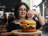 Jemy w Łodzi Burger Fest. Powraca wielki festiwal burgerów w Łodzi. Do wyboru ponad 40 burgerów. Co można zjeść i za ile? ZDJĘCIA, CENY