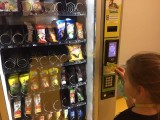 Automaty ze zdrową żywnością w coraz większej liczbie szkół 