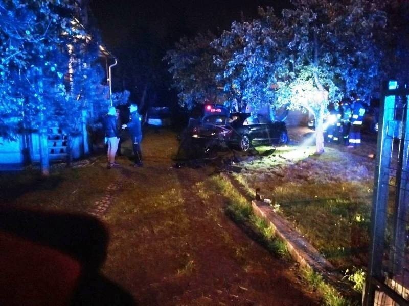 Nowy Sącz. Wypadek na ul. Radzieckiej. Samochód wbił się w drzewo [ZDJĘCIA]