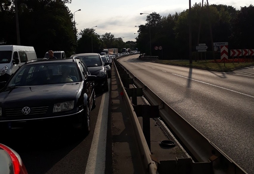 Kierowcy dojeżdżający rano do Poznania utknęli w korku.
