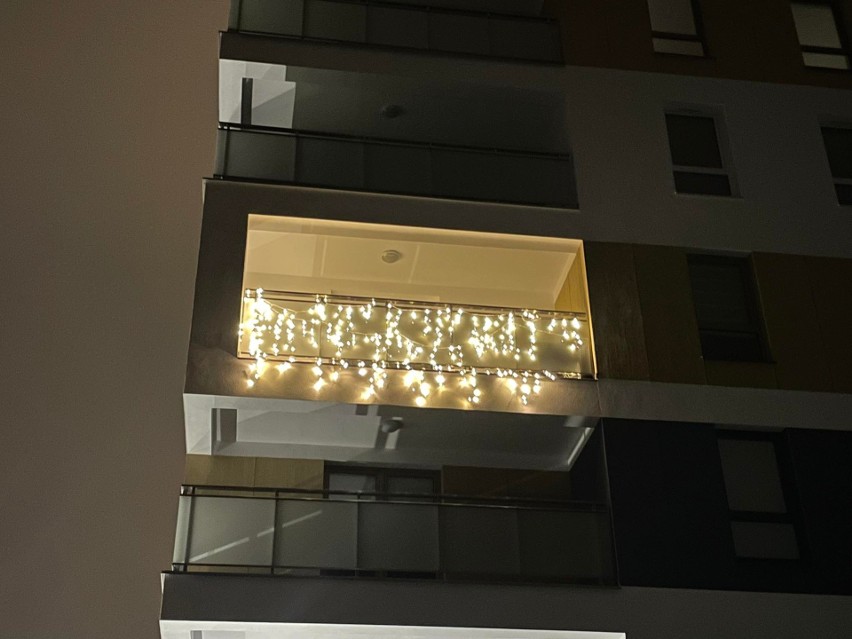 Mieszkańcy Lublina poczuli już świąteczny klimat. Zobacz zdjęcia przepięknych balkonowych iluminacji!