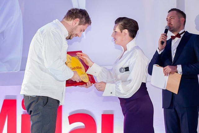 Wojciech Modest Amaro odbiera nagrodę prestiżowego „Gault&Millau" (fot. Mariusz Martyniak/Polsat)