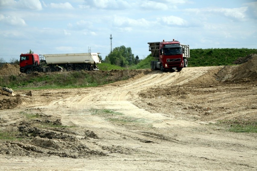 Zwożą ziemię na tor rowerowy Bikepark pod zawody motocrossowe (ZDJĘCIA)