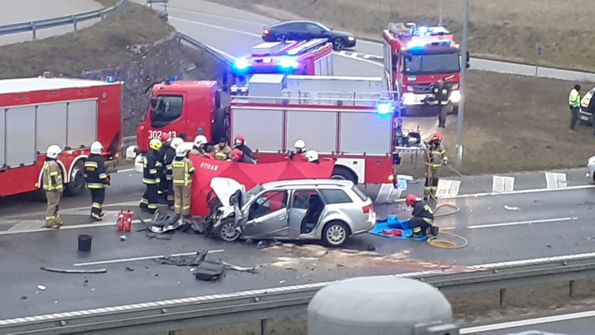 Jurowce. Wypadek śmiertelny na DK 8. Kierowca audi wjechał w cysternę. Mężczyzna zginął na miejscu [ZDJĘCIA]