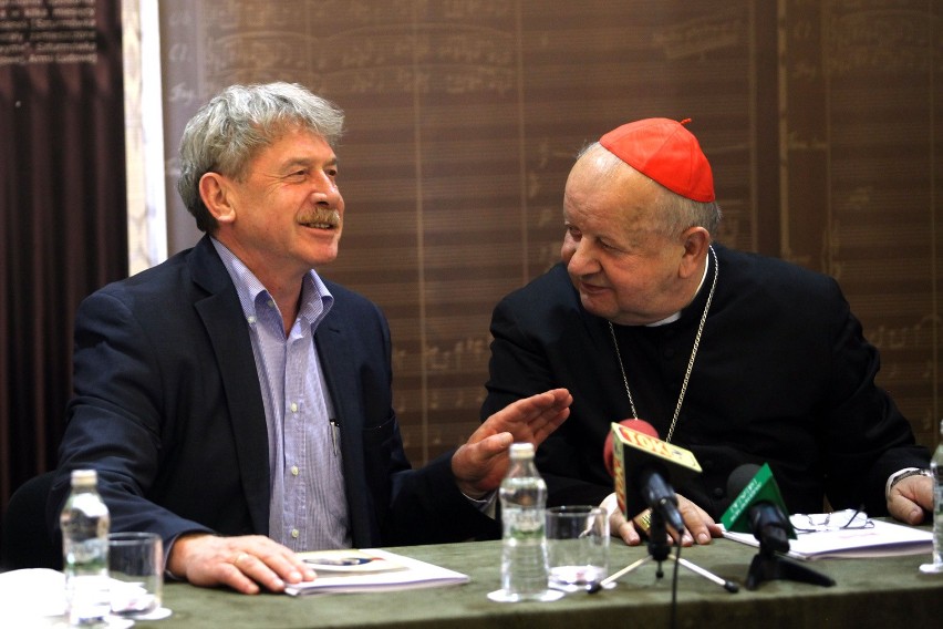 Ks. kardynał Stanisław Dziwisz i dyrektor Bogdan Tosza