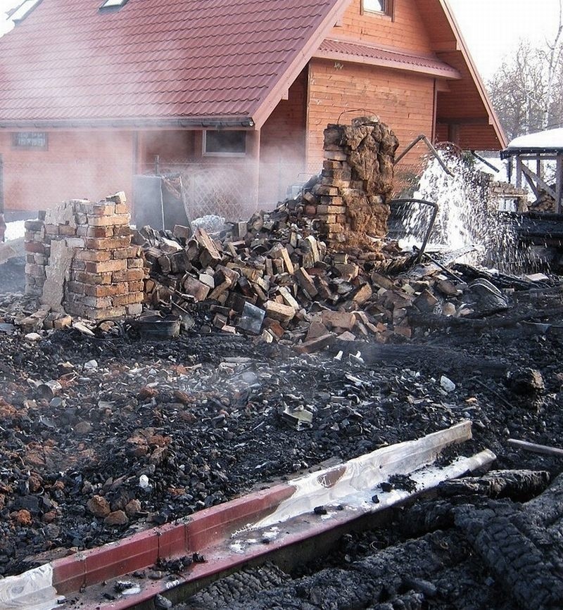 Dramat mężczyzny. Spłonął we własnym domu. Tylko tyle zostało z budynku (zdjęcia)