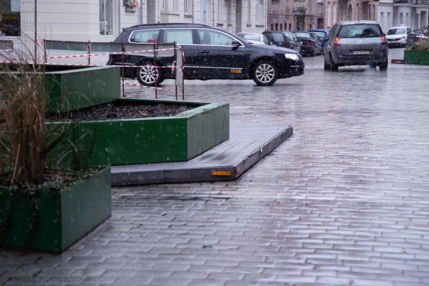 Z Daszyńskiego znikają parklety. Zielona ulica z awarią sieci wodociągowej