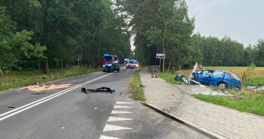 Wypadek w Ochudnie na drodze pomiędzy Wyszkowem a Porządziem, 6.08.2022. Dwie osoby trafiły do szpitala