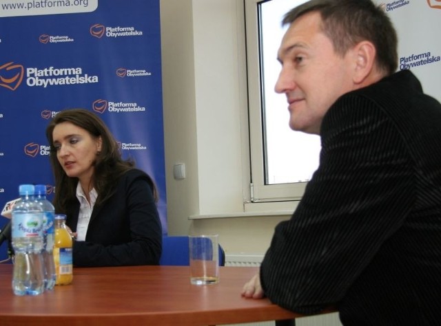 Posłanka Marzena Okła-Drewnowicz i nowy rzecznik partii Grzegorz Świercz tłumaczyli, że rozwiązanie struktur przysłuży się wzmocnieniu partii