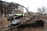 Mariupol: Rosjanie zacierają ślady zbrodni. Wykopują ciała cywilów i palą je w mobilnych krematorach