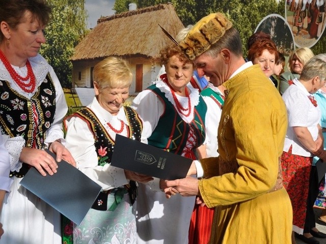 Wacław Szarek, burmistrz Sędziszowa tradycynie ubrany był w ludowy strój.Przemysław Chechelski
