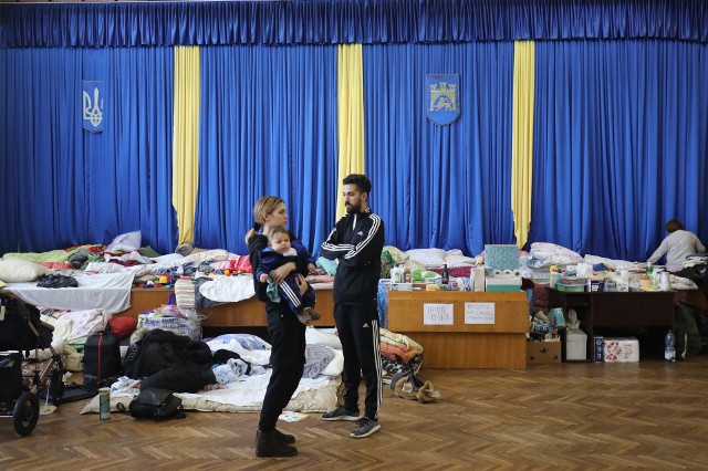 Lwów przygotowuje się do obrony, wysyła również pomoc do miast na wschodzie Ukrainy.