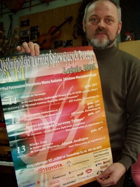 Ryszard Góra z dumą pokazuje umieszczone na plakacie...