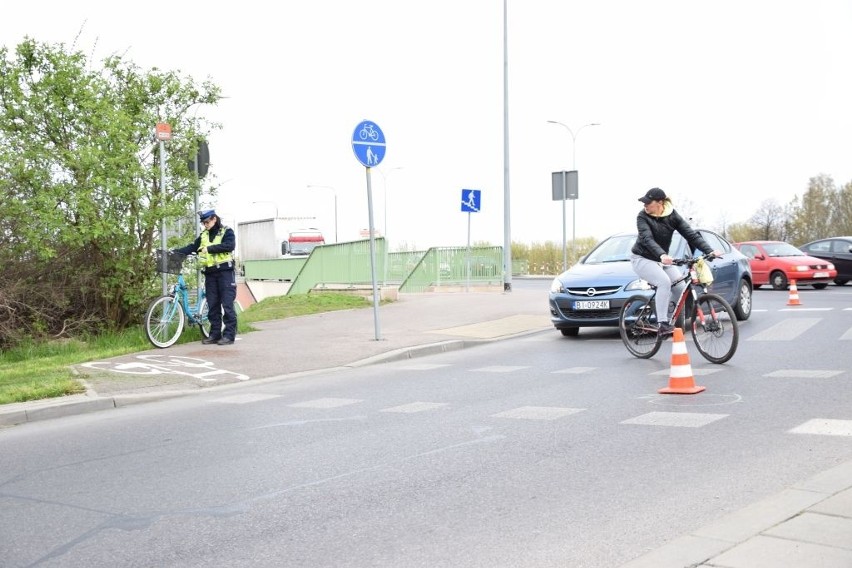 Wypadek rowerzystki na zjeździe z wiaduktu Dąbrowskiego