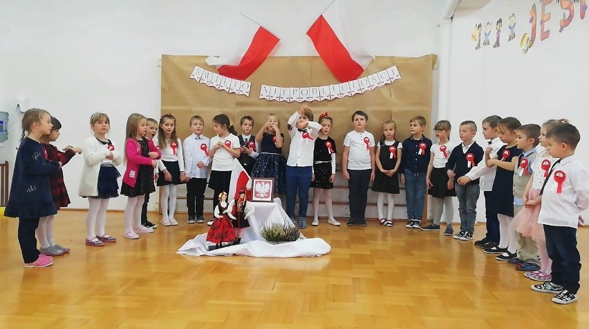 Przedszkolaki wzięły udział w akcji "Szkoła do hymnu" pod...