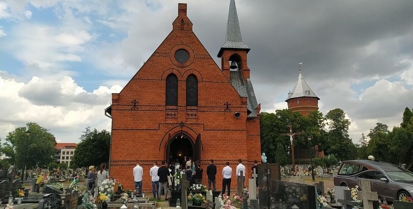 Pogrzeb Oliwiera Rzeźniczaka w Oleśnicy. Bliscy żegnają zmarłego chłopca [ZDJĘCIA]